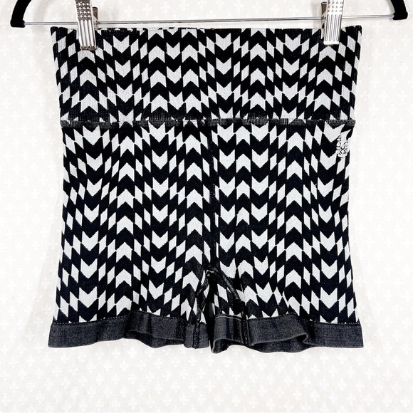 Free People Movement Black White Good Karma Chevron Print Bike Shorts - Picture 2 of 4
